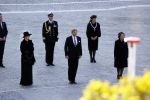 Amsterdam 4 mei 2020
Dodenherdenking op de dam zonder publiek vanwege Corona . Koning Willem Alexander Koningin Maxima Femke Halsema Gerdi Verbeet en Mark Rutte zijn aanwezig . Er ston veel politie aan de zijkanten en op de daken .