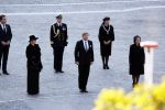 Amsterdam 4 mei 2020
Dodenherdenking op de dam zonder publiek vanwege Corona . Koning Willem Alexander Koningin Maxima Femke Halsema Gerdi Verbeet en Mark Rutte zijn aanwezig . Er ston veel politie aan de zijkanten en op de daken .