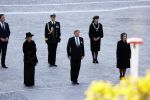 Amsterdam 4 mei 2020
Dodenherdenking op de dam zonder publiek vanwege Corona . Koning Willem Alexander Koningin Maxima Femke Halsema Gerdi Verbeet en Mark Rutte zijn aanwezig . Er ston veel politie aan de zijkanten en op de daken .