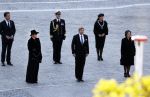Amsterdam 4 mei 2020
Dodenherdenking op de dam zonder publiek vanwege Corona . Koning Willem Alexander Koningin Maxima Femke Halsema Gerdi Verbeet en Mark Rutte zijn aanwezig . Er ston veel politie aan de zijkanten en op de daken .