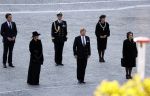 Amsterdam 4 mei 2020
Dodenherdenking op de dam zonder publiek vanwege Corona . Koning Willem Alexander Koningin Maxima Femke Halsema Gerdi Verbeet en Mark Rutte zijn aanwezig . Er ston veel politie aan de zijkanten en op de daken .