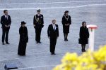 Amsterdam 4 mei 2020
Dodenherdenking op de dam zonder publiek vanwege Corona . Koning Willem Alexander Koningin Maxima Femke Halsema Gerdi Verbeet en Mark Rutte zijn aanwezig . Er ston veel politie aan de zijkanten en op de daken .