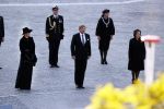 Amsterdam 4 mei 2020
Dodenherdenking op de dam zonder publiek vanwege Corona . Koning Willem Alexander Koningin Maxima Femke Halsema Gerdi Verbeet en Mark Rutte zijn aanwezig . Er ston veel politie aan de zijkanten en op de daken .