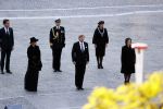 Amsterdam 4 mei 2020
Dodenherdenking op de dam zonder publiek vanwege Corona . Koning Willem Alexander Koningin Maxima Femke Halsema Gerdi Verbeet en Mark Rutte zijn aanwezig . Er ston veel politie aan de zijkanten en op de daken .