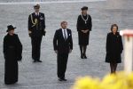 Amsterdam 4 mei 2020
Dodenherdenking op de dam zonder publiek vanwege Corona . Koning Willem Alexander Koningin Maxima Femke Halsema Gerdi Verbeet en Mark Rutte zijn aanwezig . Er ston veel politie aan de zijkanten en op de daken .