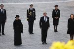 Amsterdam 4 mei 2020
Dodenherdenking op de dam zonder publiek vanwege Corona . Koning Willem Alexander Koningin Maxima Femke Halsema Gerdi Verbeet en Mark Rutte zijn aanwezig . Er ston veel politie aan de zijkanten en op de daken .