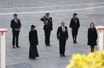 Amsterdam 4 mei 2020
Dodenherdenking op de dam zonder publiek vanwege Corona . Koning Willem Alexander Koningin Maxima Femke Halsema Gerdi Verbeet en Mark Rutte zijn aanwezig . Er ston veel politie aan de zijkanten en op de daken .
