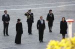 Amsterdam 4 mei 2020
Dodenherdenking op de dam zonder publiek vanwege Corona . Koning Willem Alexander Koningin Maxima Femke Halsema Gerdi Verbeet en Mark Rutte zijn aanwezig . Er ston veel politie aan de zijkanten en op de daken .