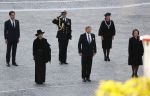 Amsterdam 4 mei 2020
Dodenherdenking op de dam zonder publiek vanwege Corona . Koning Willem Alexander Koningin Maxima Femke Halsema Gerdi Verbeet en Mark Rutte zijn aanwezig . Er ston veel politie aan de zijkanten en op de daken .