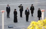 Amsterdam 4 mei 2020
Dodenherdenking op de dam zonder publiek vanwege Corona . Koning Willem Alexander Koningin Maxima Femke Halsema Gerdi Verbeet en Mark Rutte zijn aanwezig . Er ston veel politie aan de zijkanten en op de daken .