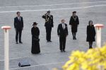 Amsterdam 4 mei 2020
Dodenherdenking op de dam zonder publiek vanwege Corona . Koning Willem Alexander Koningin Maxima Femke Halsema Gerdi Verbeet en Mark Rutte zijn aanwezig . Er ston veel politie aan de zijkanten en op de daken .