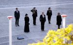 Amsterdam 4 mei 2020
Dodenherdenking op de dam zonder publiek vanwege Corona . Koning Willem Alexander Koningin Maxima Femke Halsema Gerdi Verbeet en Mark Rutte zijn aanwezig . Er ston veel politie aan de zijkanten en op de daken .