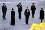 Amsterdam 4 mei 2020
Dodenherdenking op de dam zonder publiek vanwege Corona . Koning Willem Alexander Koningin Maxima Femke Halsema Gerdi Verbeet en Mark Rutte zijn aanwezig . Er ston veel politie aan de zijkanten en op de daken .
