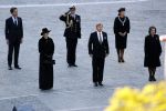 Amsterdam 4 mei 2020
Dodenherdenking op de dam zonder publiek vanwege Corona . Koning Willem Alexander Koningin Maxima Femke Halsema Gerdi Verbeet en Mark Rutte zijn aanwezig . Er ston veel politie aan de zijkanten en op de daken .