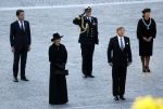Amsterdam 4 mei 2020
Dodenherdenking op de dam zonder publiek vanwege Corona . Koning Willem Alexander Koningin Maxima Femke Halsema Gerdi Verbeet en Mark Rutte zijn aanwezig . Er ston veel politie aan de zijkanten en op de daken .