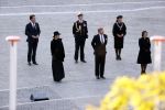 Amsterdam 4 mei 2020
Dodenherdenking op de dam zonder publiek vanwege Corona . Koning Willem Alexander Koningin Maxima Femke Halsema Gerdi Verbeet en Mark Rutte zijn aanwezig . Er ston veel politie aan de zijkanten en op de daken .