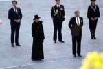 Amsterdam 4 mei 2020
Dodenherdenking op de dam zonder publiek vanwege Corona . Koning Willem Alexander Koningin Maxima Femke Halsema Gerdi Verbeet en Mark Rutte zijn aanwezig . Er ston veel politie aan de zijkanten en op de daken .