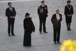 Amsterdam 4 mei 2020
Dodenherdenking op de dam zonder publiek vanwege Corona . Koning Willem Alexander Koningin Maxima Femke Halsema Gerdi Verbeet en Mark Rutte zijn aanwezig . Er ston veel politie aan de zijkanten en op de daken .