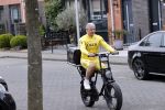 Purmerend 16 mei 2020
Dries Roelvink brengt op de fiets in een gele wielrentrui/broek een pakketje van OGER naar Danny de Munk die thuyis de deur opent als dries aan belt .