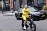Purmerend 16 mei 2020
Dries Roelvink brengt op de fiets in een gele wielrentrui/broek een pakketje van OGER naar Danny de Munk die thuyis de deur opent als dries aan belt .