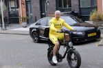 Purmerend 16 mei 2020
Dries Roelvink brengt op de fiets in een gele wielrentrui/broek een pakketje van OGER naar Danny de Munk die thuyis de deur opent als dries aan belt .