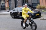 Purmerend 16 mei 2020
Dries Roelvink brengt op de fiets in een gele wielrentrui/broek een pakketje van OGER naar Danny de Munk die thuyis de deur opent als dries aan belt .
