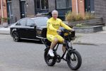 Purmerend 16 mei 2020
Dries Roelvink brengt op de fiets in een gele wielrentrui/broek een pakketje van OGER naar Danny de Munk die thuyis de deur opent als dries aan belt .