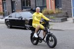 Purmerend 16 mei 2020
Dries Roelvink brengt op de fiets in een gele wielrentrui/broek een pakketje van OGER naar Danny de Munk die thuyis de deur opent als dries aan belt .