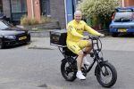 Purmerend 16 mei 2020
Dries Roelvink brengt op de fiets in een gele wielrentrui/broek een pakketje van OGER naar Danny de Munk die thuyis de deur opent als dries aan belt .