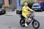 Purmerend 16 mei 2020
Dries Roelvink brengt op de fiets in een gele wielrentrui/broek een pakketje van OGER naar Danny de Munk die thuyis de deur opent als dries aan belt .