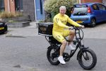 Purmerend 16 mei 2020
Dries Roelvink brengt op de fiets in een gele wielrentrui/broek een pakketje van OGER naar Danny de Munk die thuyis de deur opent als dries aan belt .