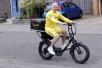 Purmerend 16 mei 2020
Dries Roelvink brengt op de fiets in een gele wielrentrui/broek een pakketje van OGER naar Danny de Munk die thuyis de deur opent als dries aan belt .