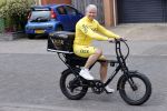 Purmerend 16 mei 2020
Dries Roelvink brengt op de fiets in een gele wielrentrui/broek een pakketje van OGER naar Danny de Munk die thuyis de deur opent als dries aan belt .