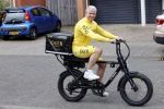 Purmerend 16 mei 2020
Dries Roelvink brengt op de fiets in een gele wielrentrui/broek een pakketje van OGER naar Danny de Munk die thuyis de deur opent als dries aan belt .