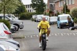 Purmerend 16 mei 2020
Dries Roelvink brengt op de fiets in een gele wielrentrui/broek een pakketje van OGER naar Danny de Munk die thuyis de deur opent als dries aan belt .