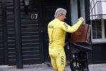 Purmerend 16 mei 2020
Dries Roelvink brengt op de fiets in een gele wielrentrui/broek een pakketje van OGER naar Danny de Munk die thuyis de deur opent als dries aan belt .
