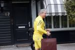 Purmerend 16 mei 2020
Dries Roelvink brengt op de fiets in een gele wielrentrui/broek een pakketje van OGER naar Danny de Munk die thuyis de deur opent als dries aan belt .