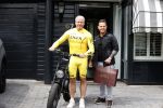 Purmerend 16 mei 2020
Dries Roelvink brengt op de fiets in een gele wielrentrui/broek een pakketje van OGER naar Danny de Munk die thuyis de deur opent als dries aan belt .