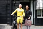 Purmerend 16 mei 2020
Dries Roelvink brengt op de fiets in een gele wielrentrui/broek een pakketje van OGER naar Danny de Munk die thuyis de deur opent als dries aan belt .