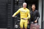 Purmerend 16 mei 2020
Dries Roelvink brengt op de fiets in een gele wielrentrui/broek een pakketje van OGER naar Danny de Munk die thuyis de deur opent als dries aan belt .