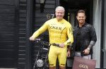 Purmerend 16 mei 2020
Dries Roelvink brengt op de fiets in een gele wielrentrui/broek een pakketje van OGER naar Danny de Munk die thuyis de deur opent als dries aan belt .