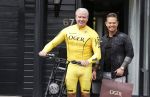 Purmerend 16 mei 2020
Dries Roelvink brengt op de fiets in een gele wielrentrui/broek een pakketje van OGER naar Danny de Munk die thuyis de deur opent als dries aan belt .