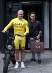 Purmerend 16 mei 2020
Dries Roelvink brengt op de fiets in een gele wielrentrui/broek een pakketje van OGER naar Danny de Munk die thuyis de deur opent als dries aan belt .