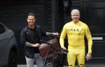 Purmerend 16 mei 2020
Dries Roelvink brengt op de fiets in een gele wielrentrui/broek een pakketje van OGER naar Danny de Munk die thuyis de deur opent als dries aan belt .