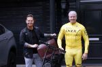 Purmerend 16 mei 2020
Dries Roelvink brengt op de fiets in een gele wielrentrui/broek een pakketje van OGER naar Danny de Munk die thuyis de deur opent als dries aan belt .