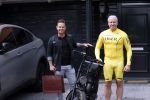 Purmerend 16 mei 2020
Dries Roelvink brengt op de fiets in een gele wielrentrui/broek een pakketje van OGER naar Danny de Munk die thuyis de deur opent als dries aan belt .
