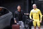 Purmerend 16 mei 2020
Dries Roelvink brengt op de fiets in een gele wielrentrui/broek een pakketje van OGER naar Danny de Munk die thuyis de deur opent als dries aan belt .
