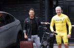Purmerend 16 mei 2020
Dries Roelvink brengt op de fiets in een gele wielrentrui/broek een pakketje van OGER naar Danny de Munk die thuyis de deur opent als dries aan belt .