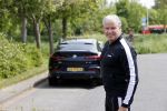 Purmerend 16 mei 2020
Dries Roelvink brengt op de fiets in een gele wielrentrui/broek een pakketje van OGER naar Danny de Munk die thuyis de deur opent als dries aan belt .