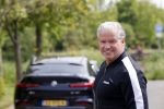 Purmerend 16 mei 2020
Dries Roelvink brengt op de fiets in een gele wielrentrui/broek een pakketje van OGER naar Danny de Munk die thuyis de deur opent als dries aan belt .